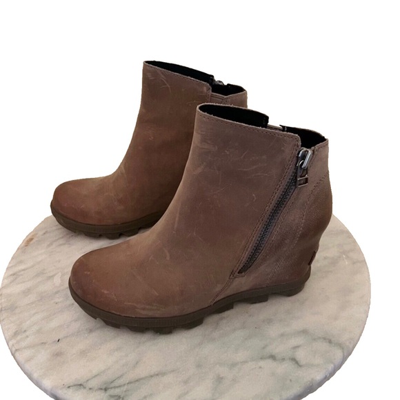sorel women's joan of arctic lug sole wedge zip booties